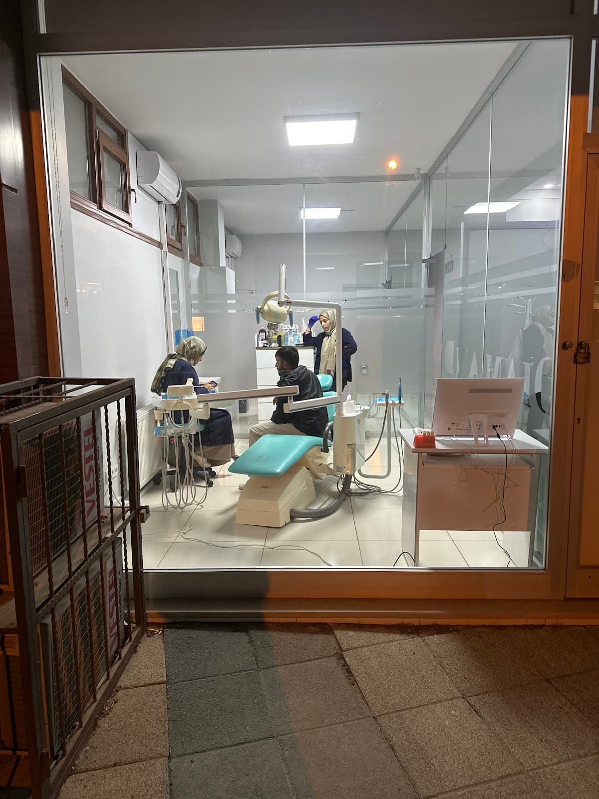 ARNAVUTKÖY ÖZEL DİAMAND AĞIZ VE DİŞ SAĞLIĞI POLİKLİNİĞİ