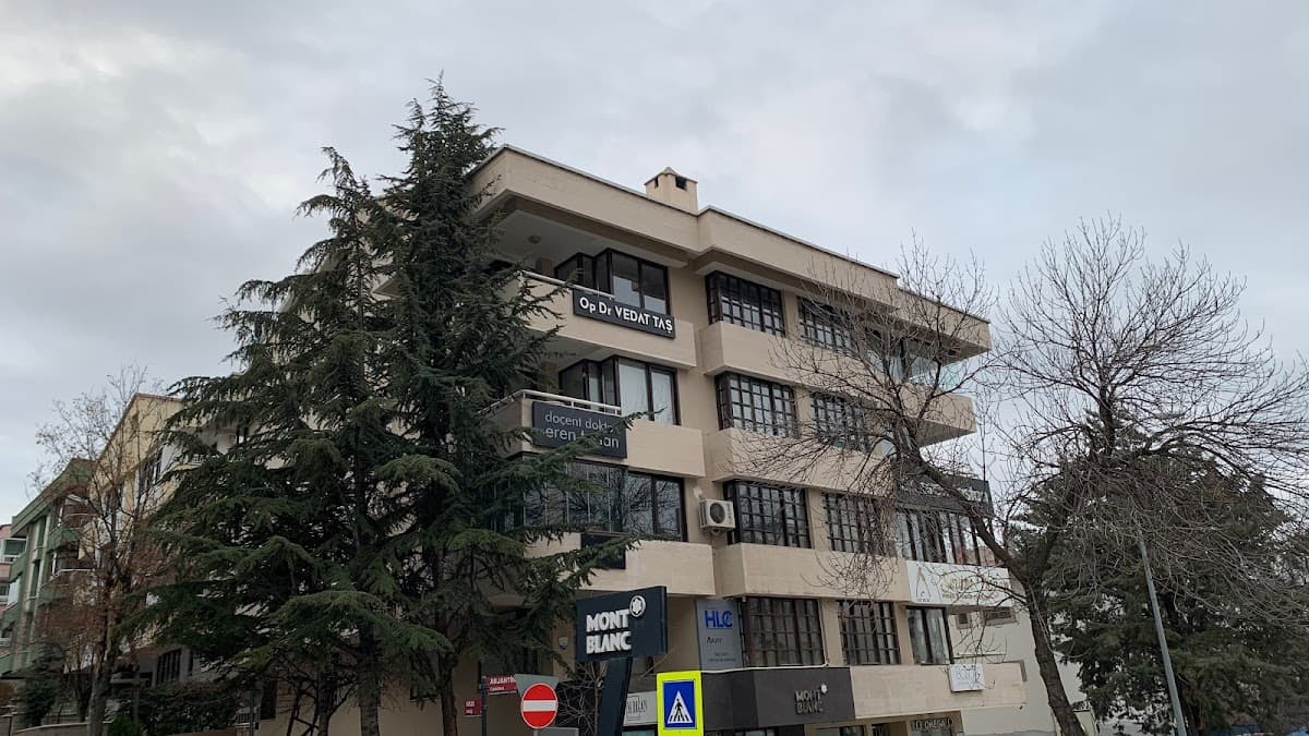 Dr. Vedat Taş Burun Estetiği KBB Uzmanı