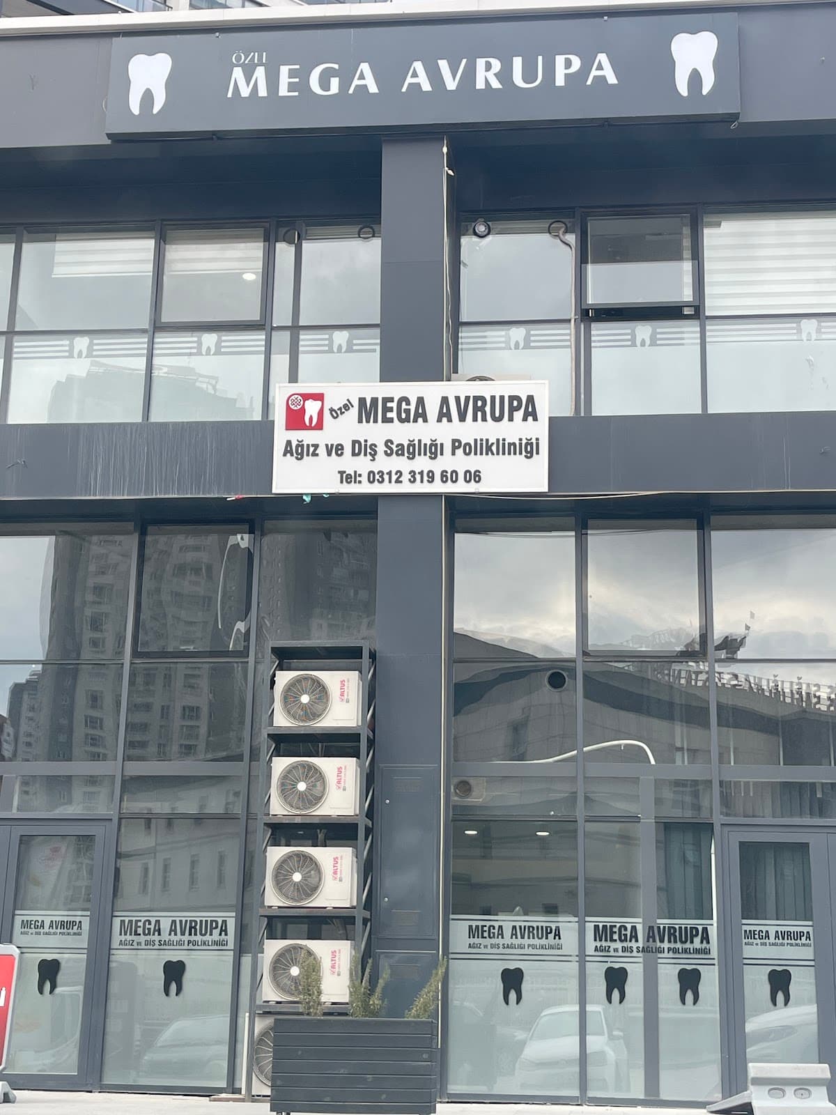 Mega Avrupa Ağız ve Diş Sağlığı Polikliniği 7/24 Acil