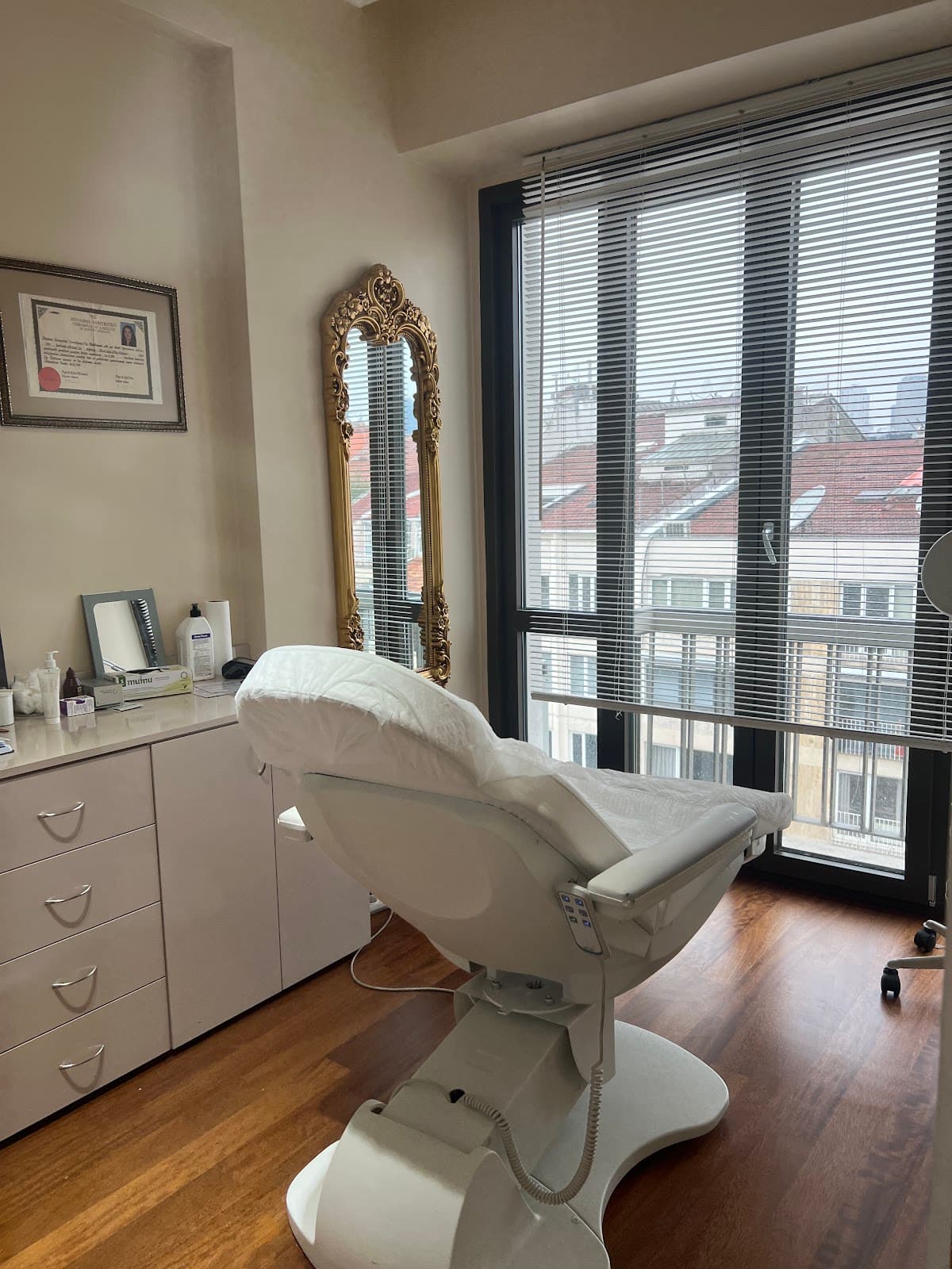 Dr. Munoz-Paris Anti-Aging & Laser Clinic