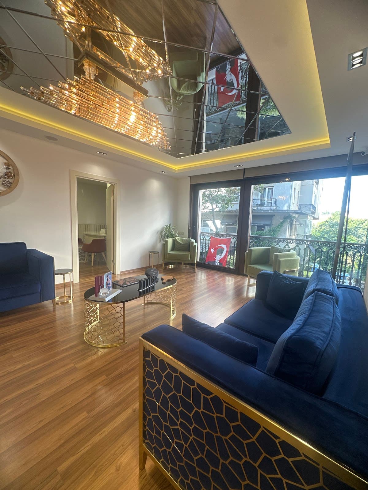 Op. Dr. Esra Bilgen | Kadın Estetik Cerrah | Vaser Liposuction | Meme Büyütme | Burun Estetiği