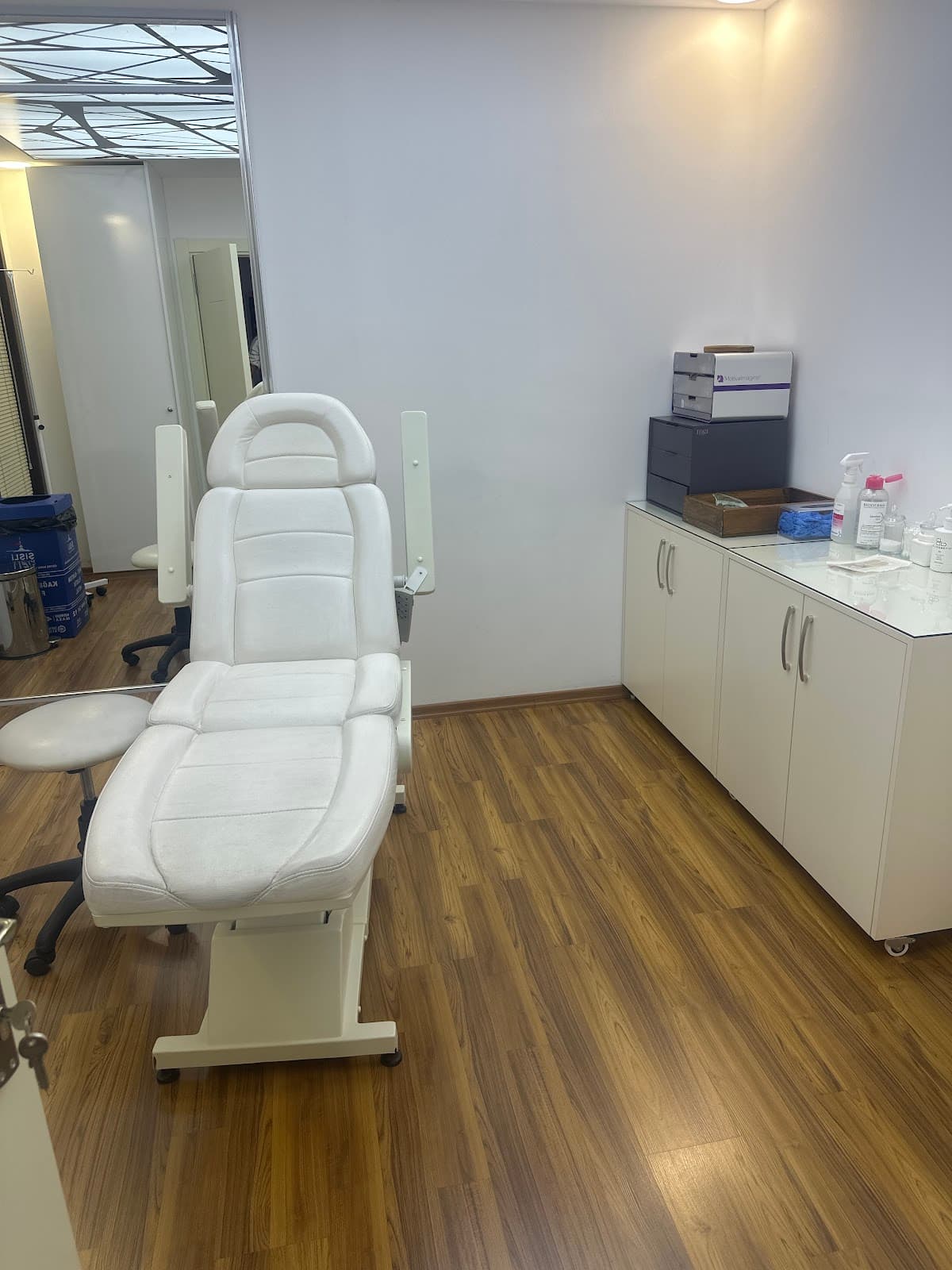 Op. Dr. Esra Bilgen | Kadın Estetik Cerrah | Vaser Liposuction | Meme Büyütme | Burun Estetiği