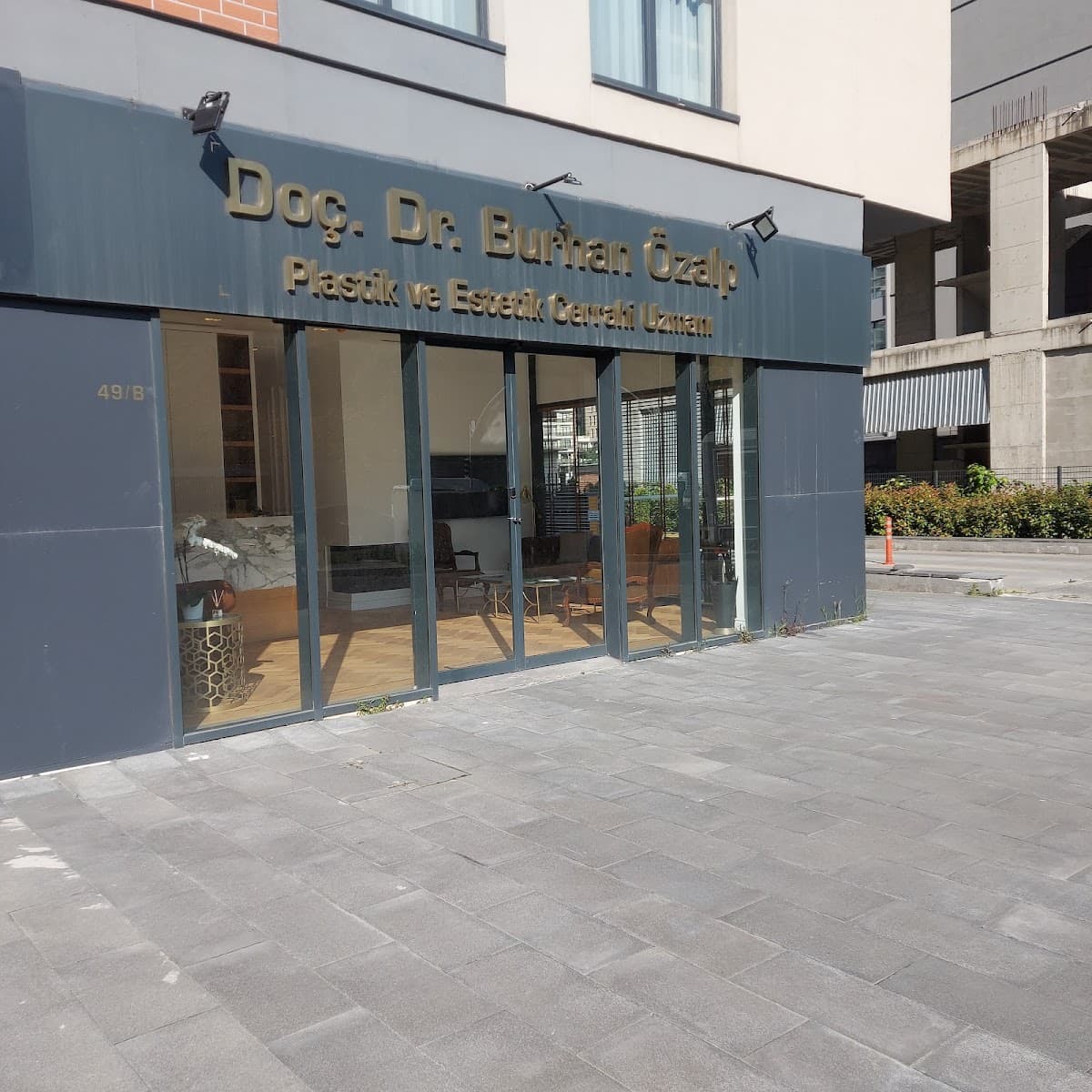 Doç. Dr. Burhan Özalp - Plastik ve Estetik Cerrahi Uzmanı