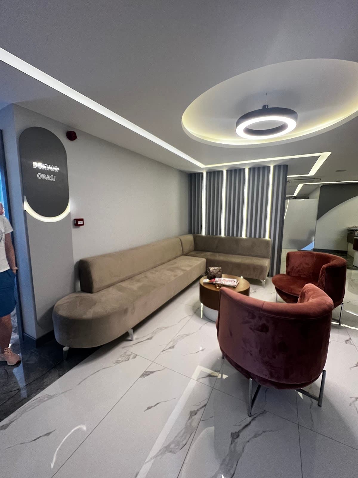 Dr.Atalay Kabakcıoglu / Essi Saç Ekim