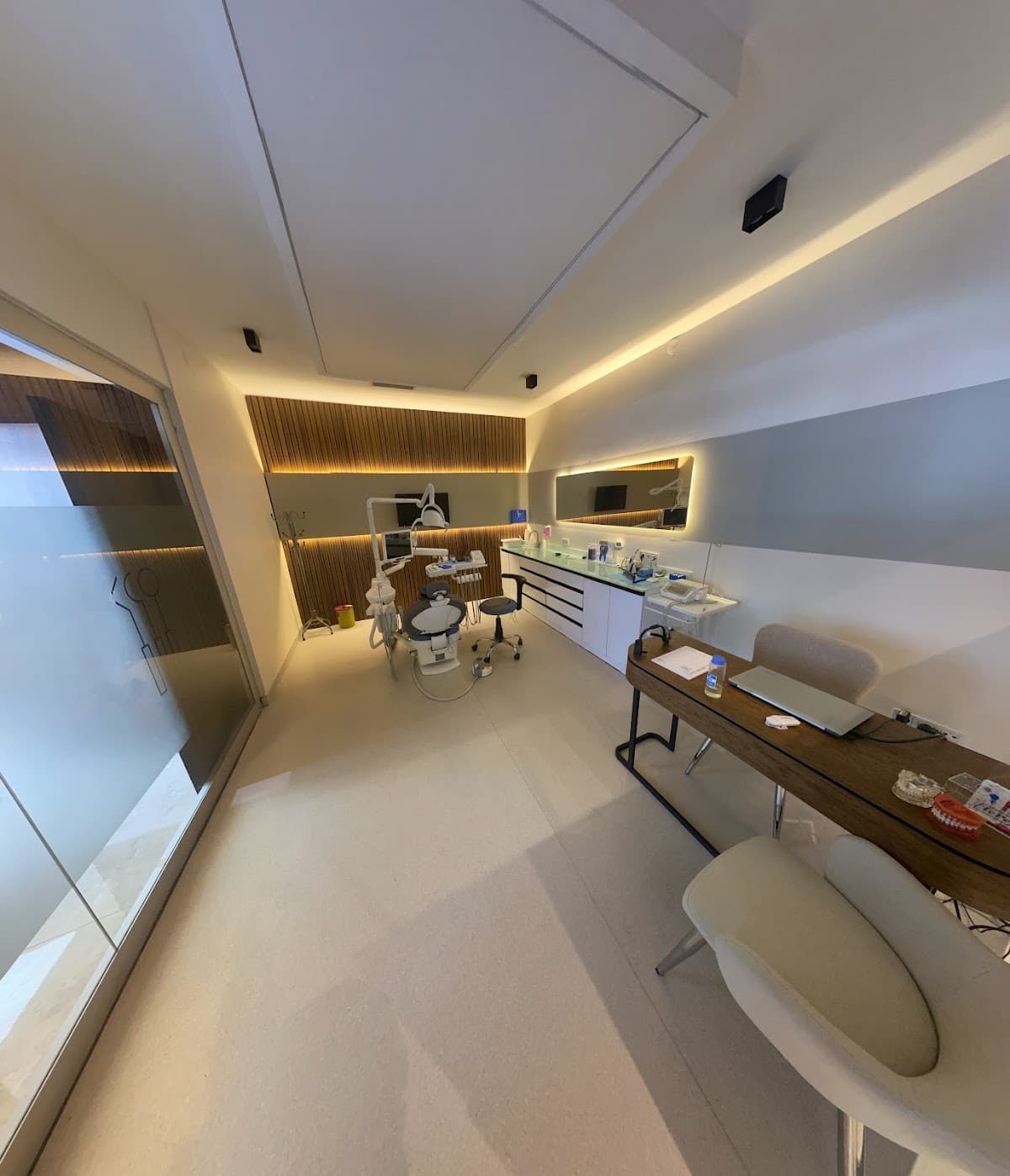 İzmir Dent Özel Ağız ve Diş Sağlığı Polikliniği